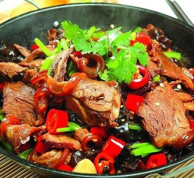 干锅牛肉（餐盒+2元）