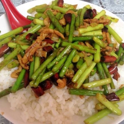 蒜苔肉丝盖饭