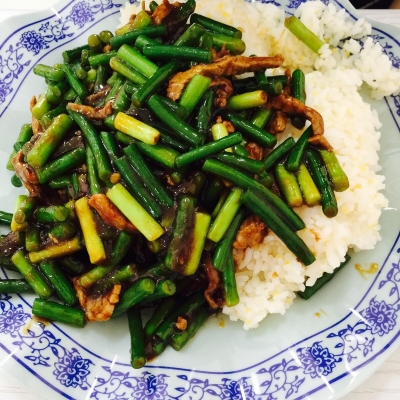 蒜苔肉丝盖饭