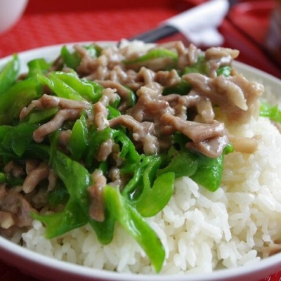 青椒肉丝盖饭