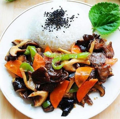 木耳肉片盖饭