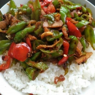 尖椒炒肉盖饭