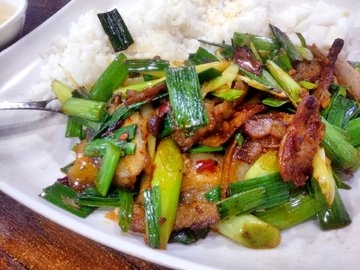 蒜苗回锅盖饭