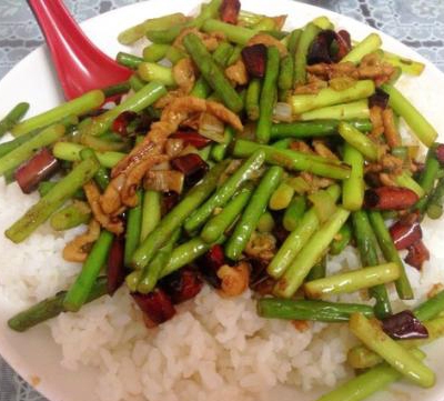 蒜苔肉丝盖饭