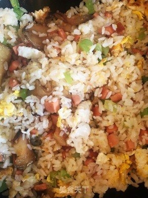 腊肉火腿肠炒饭