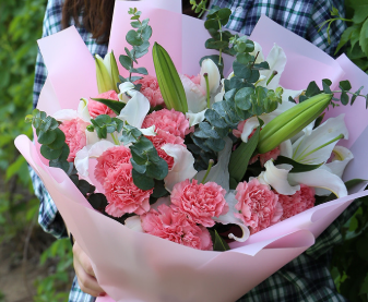 谆谆教诲-19枝粉康乃馨搭配百合尤加利叶花束