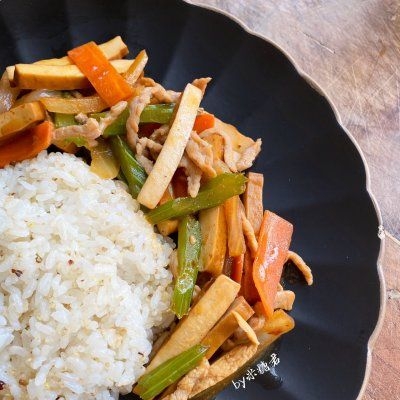 豆干炒肉盖饭