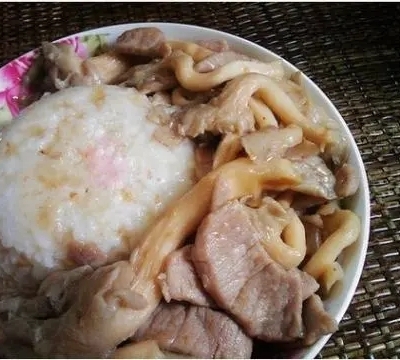 平菇肉片盖饭