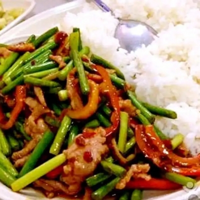 蒜苔肉丝盖饭