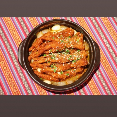虎皮鸡爪锅（含米饭和四个素菜）
