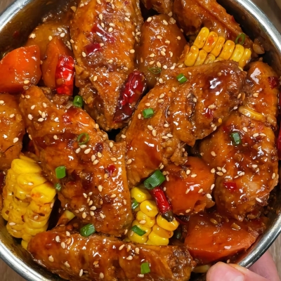 鸡翅锅（含米饭和四个素菜）