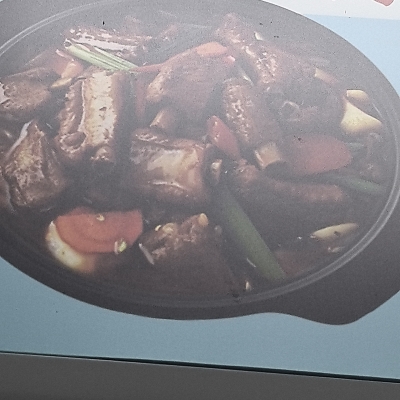 秘制排骨锅（含米饭和四个素菜）