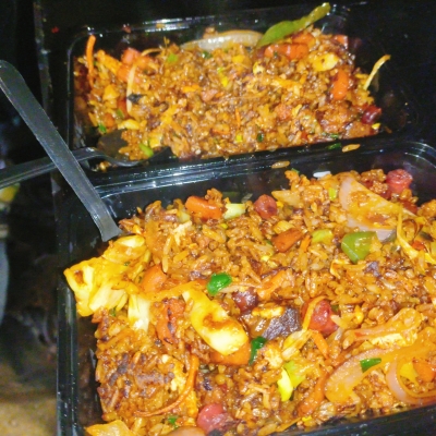 铁板炒饭（广味肠，川味香肠，腊肉三选一）（有鸡蛋，蔬菜）
