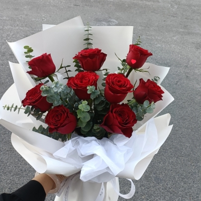 9朵红玫瑰花束