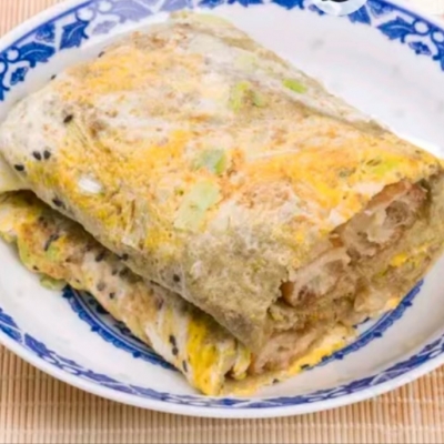 山东煎饼果子+鸡蛋+薄脆+生菜+港式肉肠+秘制酱料