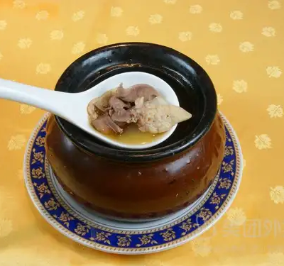 瓦罐砂锅蹄花汤
